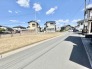日差しと青空が広がる、心地よい風を感じる街並み。