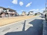 青空に雲が浮かぶ、穏やかな街並みが広がります。