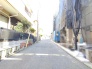 建物の緑と日差しが心地よい、穏やかな日常が始まる空間