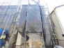 足場に覆われた建築物が、静かに時を刻む