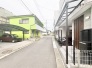 落ち着いた住宅街に位置し、日々の生活を穏やかに包み込むような親しみやすい街並みが広がっています。