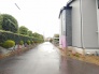 緑豊かな生け垣が心地よい静けさを生み出し、落ち着いた街並みの中に暮らす安らぎを感じさせてくれます。