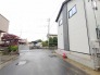 閑静な住宅街の一角にあり、落ち着いた街並みの中で日々の暮らしを穏やかに育むことができる環境です。