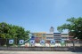 青空の下、緑に囲まれた明るい学び舎が、穏やかな日常を育みます。 1000m