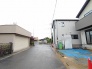 閑静な住宅街の一角に位置し、穏やかな時間の流れを感じさせる落ち着いた環境が整っております。