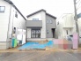 洗練された配色が印象的な外観は、周辺の街並みに調和する落ち着いた佇まいを演出しています。