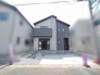 異素材を組み合わせたコントラストが印象的な、モダンで洗練された佇まいの外観です。