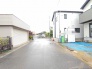落ち着いた住環境が広がる周辺の街並みは、日々の暮らしに安らぎを感じさせてくれる穏やかな空気に包まれています。