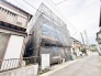 これからの新たな装いに期待が高まる、落ち着いた住環境に佇む一棟。