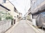 日々の暮らしに溶け込む、落ち着いた静けさが流れる住宅街の風景です。