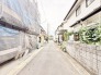 落ち着いた住宅街の風景が広がり、穏やかな時間が流れる日常の拠点としてふさわしい静かな環境が整っています。