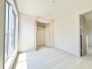 白を基調としたプレーンな空間は、住まい手の感性に合わせて自由にアレンジできる心地よい余白を備えています。