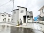 洗練されたフォルムが街並みに馴染み、端正で落ち着いた佇まいを感じさせる外観デザインです。