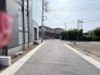 落ち着いた街並みに溶け込む、静かな環境で新しい暮らしを育む住まいへのアプローチです。
