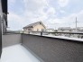 視界を遮るものが少なく、開放的な空の広がりを感じられる心地よい空間です。