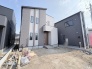 洗練されたコントラストを描く外観デザインが、街並みに落ち着いた表情を添えています。