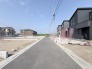 ゆとりある敷地が整然と並び、空の広がりを感じさせる穏やかな住環境が整っています。