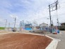 前面道路は整備され、小さなお子様にも安心です。
