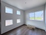 窓から広がる景色と、洗練された配色が静寂な安らぎを演出する心地よい空間です。