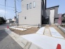 周囲の街並みと調和するモダンな外観が、暮らしに洗練された印象を与えてくれる住まいです。