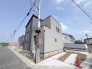 洗練されたツートーンの外観が街並みに馴染み、端正な佇まいが日常に心地よい調和をもたらします。