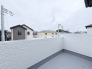 周囲の街並みを静かに見渡し、自分だけの時間をゆったりと過ごせる開放感のある空間です。