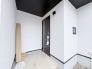 白を基調とした洗練された外壁と落ち着いた色調の建具が、日々の暮らしに静かな安らぎをもたらします。