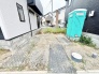周囲の建物と調和する整った街並みの中に位置し、ゆとりある敷地が広がる穏やかな住環境です。
