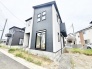 洗練されたツートーンの外観が際立つ、モダンで端正な佇まいが魅力の住まいです。