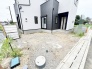 洗練されたモノトーンの外観が際立つ、開放感のある敷地が日々の暮らしにゆとりをもたらします。