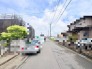 穏やかな空が広がる住宅地で、日々の暮らしに静かなゆとりを感じさせる周辺環境が整っています。