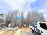 新しい暮らしの基盤が形作られていく、期待感に満ちた建設現場の風景です。