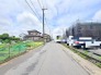空が広く感じられる、のどかで穏やかな時間が流れる住宅街の風景です。