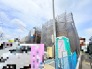 新しい暮らしへの期待がふくらむ、建設が進む建築現場の風景です。