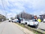 閑静な住宅街の一角にあり、周囲の落ち着いた街並みと自然に調和するような佇まいが広がっています。