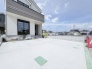 すっきりと整えられた外観が青空に映え、日々の暮らしに心地よい開放感をもたらしてくれます。