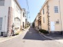 静かな街並みに佇む、穏やかな日常が描かれる住まい