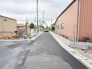 北側から見た前面道路の様子