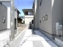 住宅街の整然とした空気感が漂う、清潔感のあるスッキリとした外観周りの風景です。