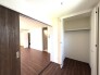 落ち着いた色調の木目が空間に深みをもたらし、住まい全体に心地よい調和と広がりを感じさせます。