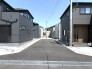 整然と建物が並ぶ、落ち着いた静けさが漂う洗練された住宅街の景観です。