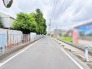 緑豊かな街路樹が心地よい風を運び、穏やかな時間が流れる落ち着いた住環境が広がります。