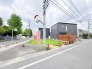 周囲の落ち着いた景観に溶け込む、ゆとりある広がりを感じさせる土地の佇まいです。