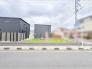 周囲の建物と調和する整った街並みの一角で、ゆとりある暮らしを描くための落ち着いた佇まい。