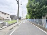 豊かな緑を身近に感じながら、落ち着いた日常が流れる穏やかな住環境が整っています。