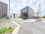 空が広く開放的な街並みに溶け込み、穏やかな時間が流れる落ち着いた住環境が広がっています。