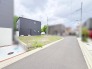 整然とした街並みに溶け込む、将来の暮らしを自由に思い描ける落ち着いた土地の表情です。