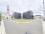 開放的な角地に位置し、周囲との距離感に適度なゆとりを感じさせる穏やかな住環境です。