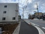 前面道路は歩道も整備され、小さなお子様にも安心です。
