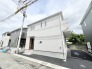 洗練されたホワイトの外壁が周囲の街並みと調和し、住まう人の個性を静かに映し出す落ち着いた佇まい。